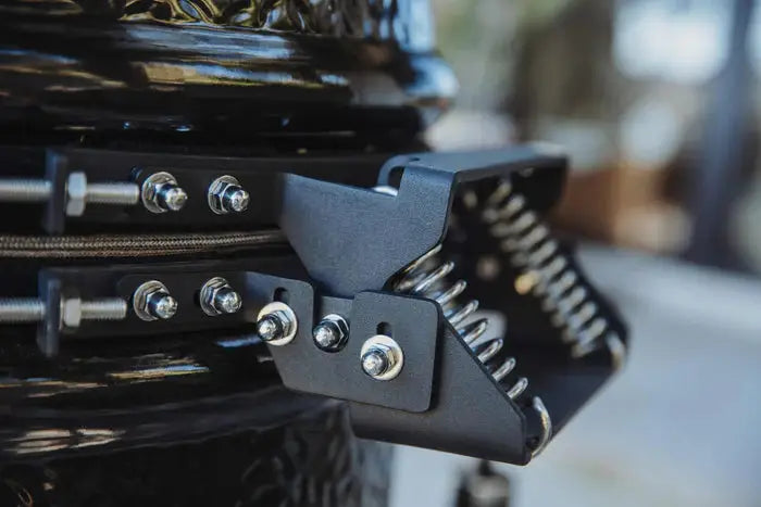 Kamado grill mounting bracket for outdoor cooking