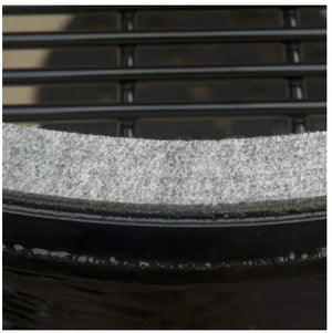 Felt gasket seal on Primo Oval XL 400 Ceramic Grill lid, ensuring heat retention and smoke control during grilling.