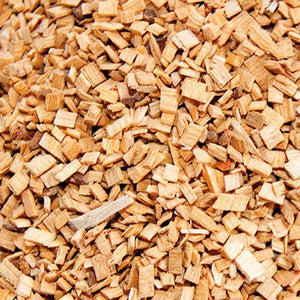 Close-up of Borniak Oak Smoking Chips texture, showcasing high-quality wood chips for flavorful cold smoking and BBQ cooking.