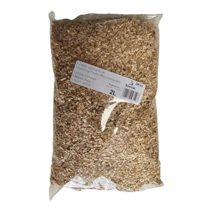 Single 2L bag of Borniak Maple Wood Smoking Chips, designed for outdoor grill use to add delicate sweetness to smoked meats.