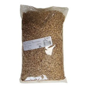 Sealed 2L pack of Borniak Oak Wood Smoking Chips, designed for outdoor grill accessories and premium meat smoking results.