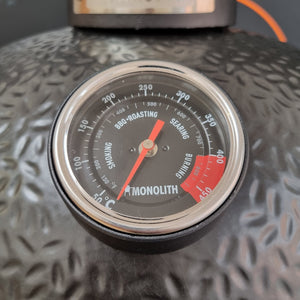 Grill thermometer showing temperature on Classic 2.0 grill