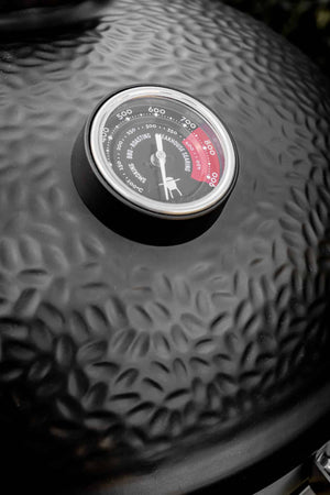 Close-up of temperature gauge on Avantguard Classic grill lid, showing precise heat control for outdoor barbecue cooking.